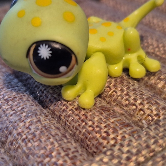 Authentic Littlest Pet Shop #947 Green spotted gecko - Picture 3 of 4